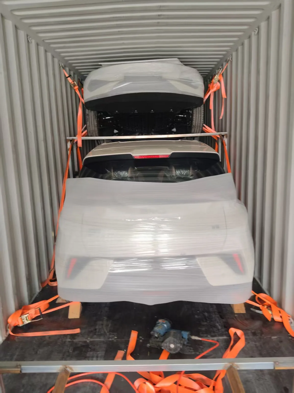 Two vehicles positioned in a double-deck container loading arrangement