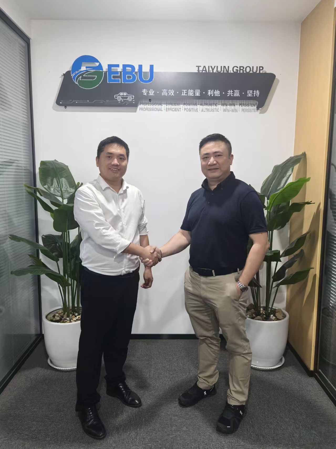 International buyer discussing China car sourcing with EBU AUTO